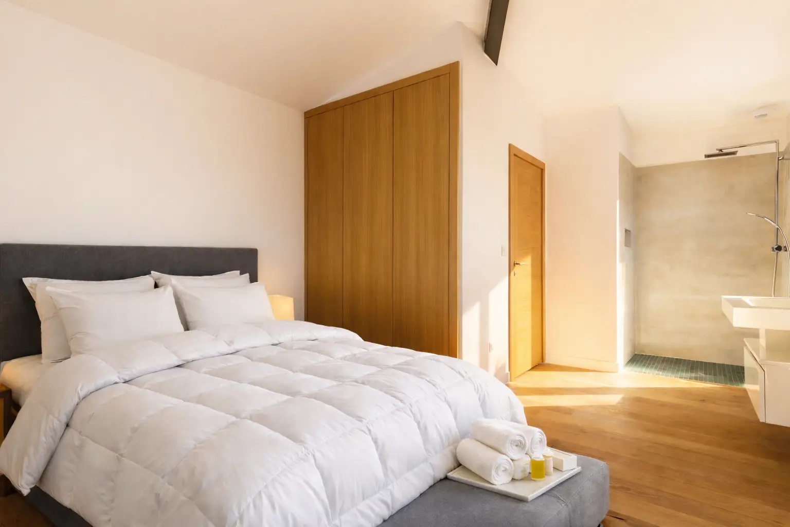 SUITE 3 A